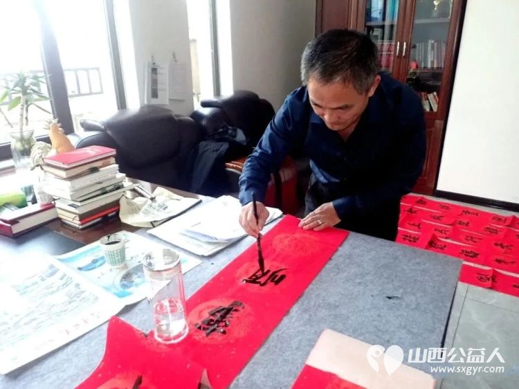 介休市御珑湾物业第五届我出春联你来写活动于元月24日在御珑湾物业二层举办介休老年书画研究会会员及社区书法爱好者挥毫泼墨书写春联送给社区居民 - 第13张 - 山西公益人 介休市御珑湾物业第五届我出春联你来写活动于元月24日在御珑湾物业二层举办介休老年书画研究会会员及社区书法爱好者挥毫泼墨书写春联送给社区居民 - 第13张