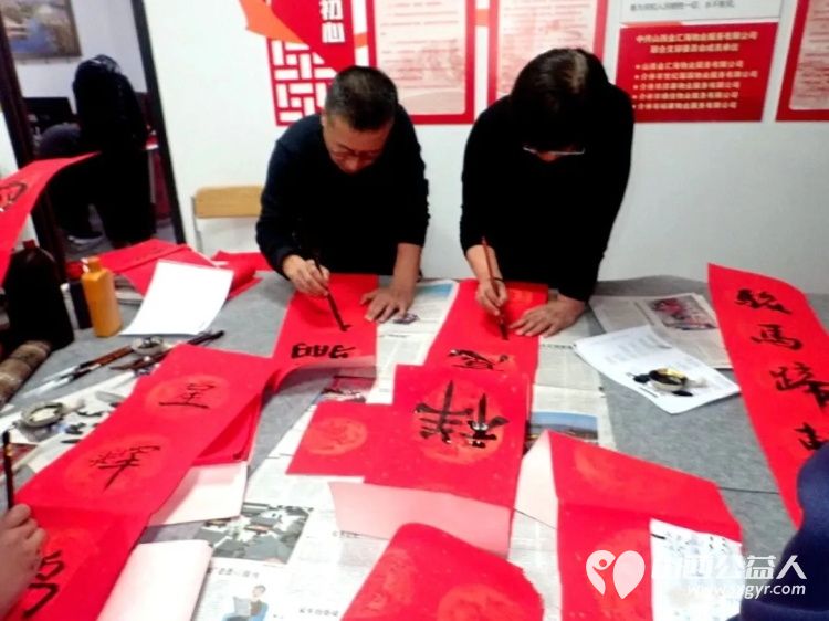 介休市御珑湾物业第五届我出春联你来写活动于元月24日在御珑湾物业二层举办介休老年书画研究会会员及社区书法爱好者挥毫泼墨书写春联送给社区居民 - 第19张 - 山西公益人 介休市御珑湾物业第五届我出春联你来写活动于元月24日在御珑湾物业二层举办介休老年书画研究会会员及社区书法爱好者挥毫泼墨书写春联送给社区居民 - 第19张