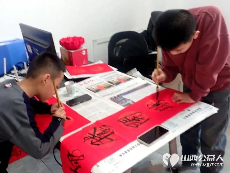 介休市御珑湾物业第五届我出春联你来写活动于元月24日在御珑湾物业二层举办介休老年书画研究会会员及社区书法爱好者挥毫泼墨书写春联送给社区居民 - 第7张 - 山西公益人 介休市御珑湾物业第五届我出春联你来写活动于元月24日在御珑湾物业二层举办介休老年书画研究会会员及社区书法爱好者挥毫泼墨书写春联送给社区居民 - 第7张