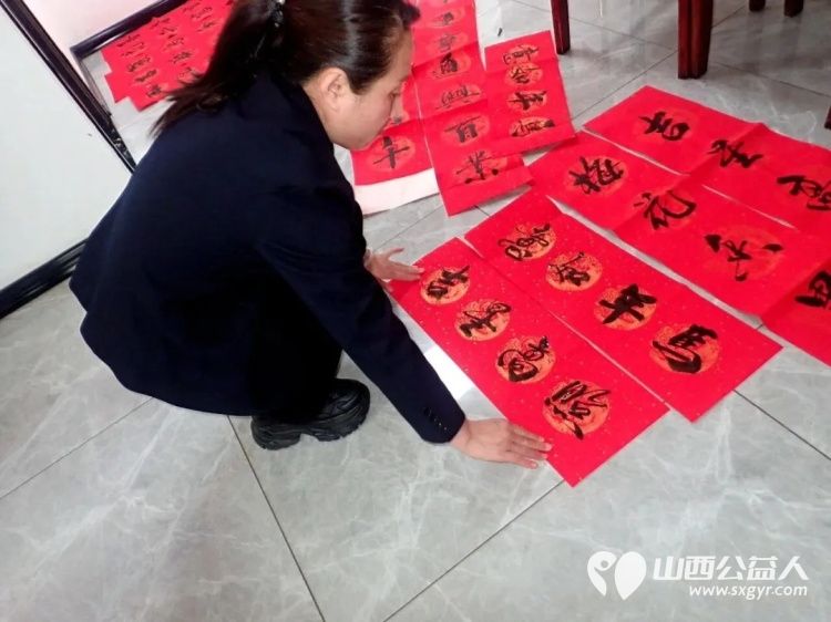 介休市御珑湾物业第五届我出春联你来写活动于元月24日在御珑湾物业二层举办介休老年书画研究会会员及社区书法爱好者挥毫泼墨书写春联送给社区居民 - 第25张 - 山西公益人 介休市御珑湾物业第五届我出春联你来写活动于元月24日在御珑湾物业二层举办介休老年书画研究会会员及社区书法爱好者挥毫泼墨书写春联送给社区居民 - 第25张