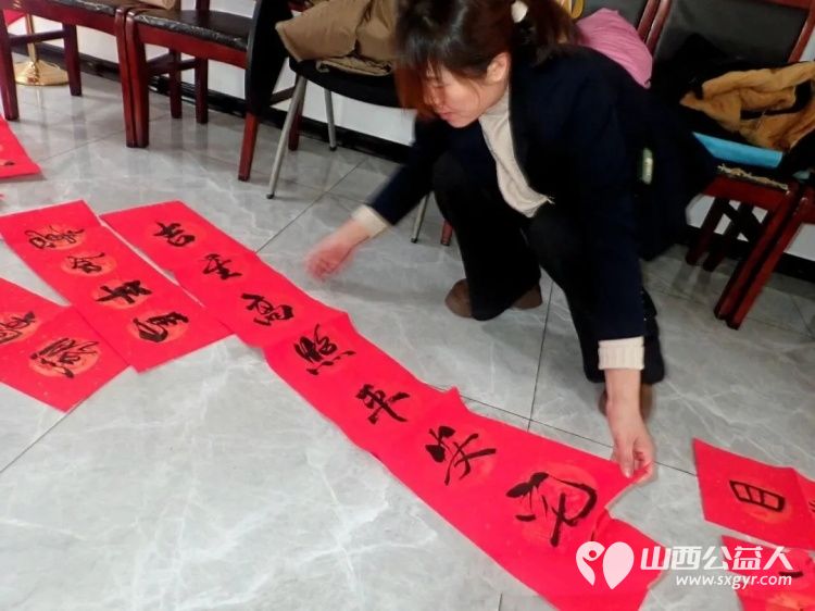 介休市御珑湾物业第五届我出春联你来写活动于元月24日在御珑湾物业二层举办介休老年书画研究会会员及社区书法爱好者挥毫泼墨书写春联送给社区居民 - 第26张 - 山西公益人 介休市御珑湾物业第五届我出春联你来写活动于元月24日在御珑湾物业二层举办介休老年书画研究会会员及社区书法爱好者挥毫泼墨书写春联送给社区居民 - 第26张