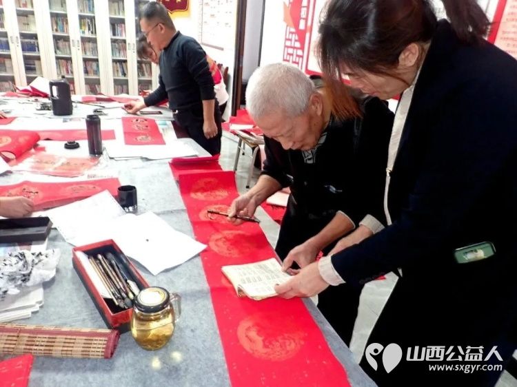 介休市御珑湾物业第五届我出春联你来写活动于元月24日在御珑湾物业二层举办介休老年书画研究会会员及社区书法爱好者挥毫泼墨书写春联送给社区居民 - 第9张 - 山西公益人 介休市御珑湾物业第五届我出春联你来写活动于元月24日在御珑湾物业二层举办介休老年书画研究会会员及社区书法爱好者挥毫泼墨书写春联送给社区居民 - 第9张