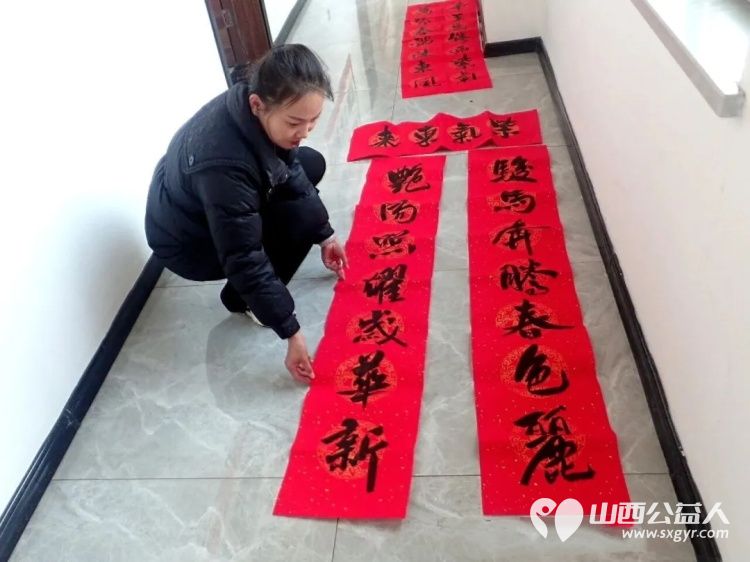 介休市御珑湾物业第五届我出春联你来写活动于元月24日在御珑湾物业二层举办介休老年书画研究会会员及社区书法爱好者挥毫泼墨书写春联送给社区居民 - 第27张 - 山西公益人 介休市御珑湾物业第五届我出春联你来写活动于元月24日在御珑湾物业二层举办介休老年书画研究会会员及社区书法爱好者挥毫泼墨书写春联送给社区居民 - 第27张