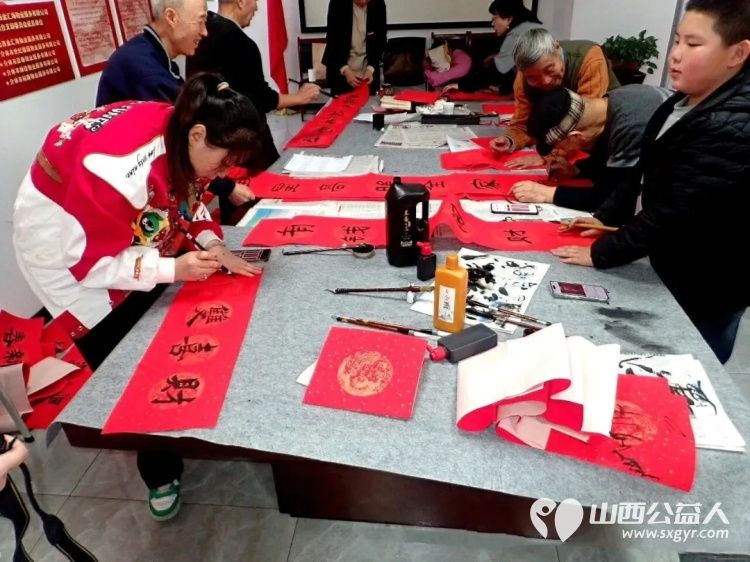 介休市御珑湾物业第五届我出春联你来写活动于元月24日在御珑湾物业二层举办介休老年书画研究会会员及社区书法爱好者挥毫泼墨书写春联送给社区居民 - 第18张 - 山西公益人 介休市御珑湾物业第五届我出春联你来写活动于元月24日在御珑湾物业二层举办介休老年书画研究会会员及社区书法爱好者挥毫泼墨书写春联送给社区居民 - 第18张