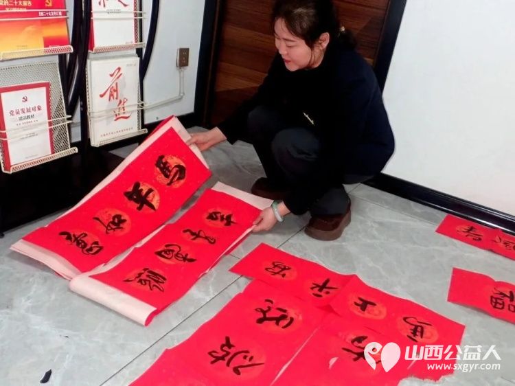 介休市御珑湾物业第五届我出春联你来写活动于元月24日在御珑湾物业二层举办介休老年书画研究会会员及社区书法爱好者挥毫泼墨书写春联送给社区居民 - 第24张 - 山西公益人 介休市御珑湾物业第五届我出春联你来写活动于元月24日在御珑湾物业二层举办介休老年书画研究会会员及社区书法爱好者挥毫泼墨书写春联送给社区居民 - 第24张