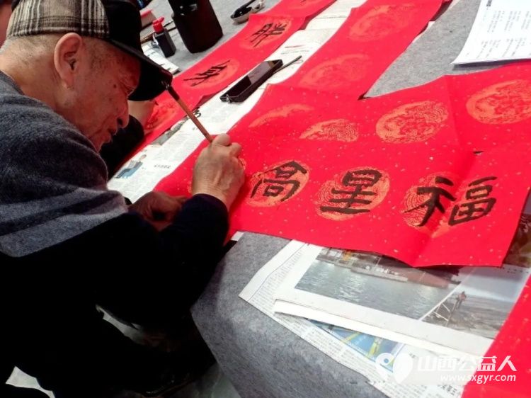 介休市御珑湾物业第五届我出春联你来写活动于元月24日在御珑湾物业二层举办介休老年书画研究会会员及社区书法爱好者挥毫泼墨书写春联送给社区居民 - 第12张 - 山西公益人 介休市御珑湾物业第五届我出春联你来写活动于元月24日在御珑湾物业二层举办介休老年书画研究会会员及社区书法爱好者挥毫泼墨书写春联送给社区居民 - 第12张