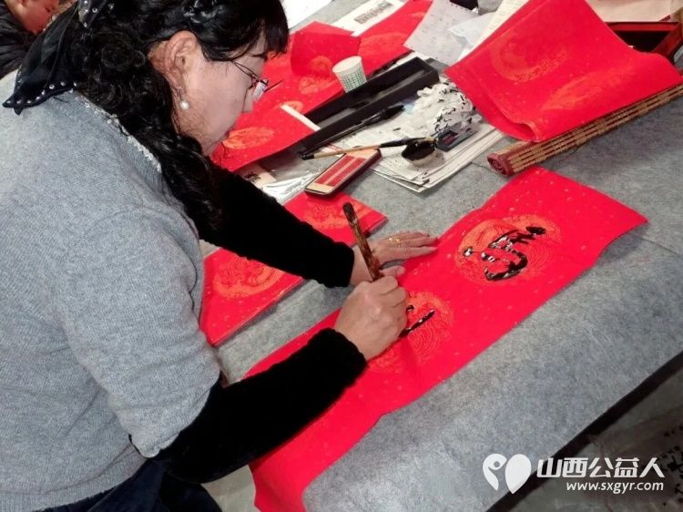 介休市御珑湾物业第五届我出春联你来写活动于元月24日在御珑湾物业二层举办介休老年书画研究会会员及社区书法爱好者挥毫泼墨书写春联送给社区居民 - 第10张 - 山西公益人 介休市御珑湾物业第五届我出春联你来写活动于元月24日在御珑湾物业二层举办介休老年书画研究会会员及社区书法爱好者挥毫泼墨书写春联送给社区居民 - 第10张