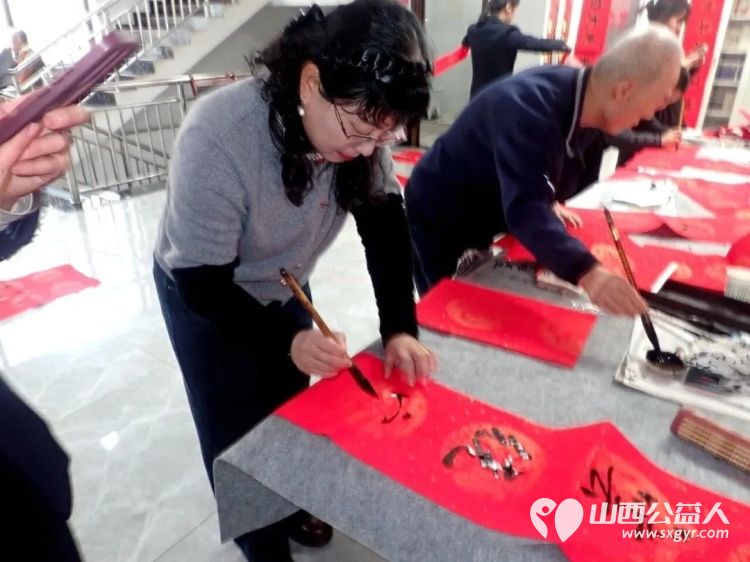 介休市御珑湾物业第五届我出春联你来写活动于元月24日在御珑湾物业二层举办介休老年书画研究会会员及社区书法爱好者挥毫泼墨书写春联送给社区居民 - 第8张 - 山西公益人 介休市御珑湾物业第五届我出春联你来写活动于元月24日在御珑湾物业二层举办介休老年书画研究会会员及社区书法爱好者挥毫泼墨书写春联送给社区居民 - 第8张