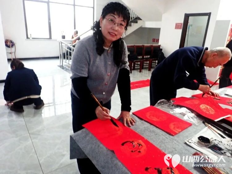 介休市御珑湾物业第五届我出春联你来写活动于元月24日在御珑湾物业二层举办介休老年书画研究会会员及社区书法爱好者挥毫泼墨书写春联送给社区居民 - 第6张 - 山西公益人 介休市御珑湾物业第五届我出春联你来写活动于元月24日在御珑湾物业二层举办介休老年书画研究会会员及社区书法爱好者挥毫泼墨书写春联送给社区居民 - 第6张