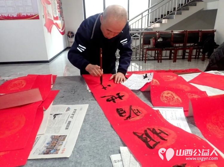 介休市御珑湾物业第五届我出春联你来写活动于元月24日在御珑湾物业二层举办介休老年书画研究会会员及社区书法爱好者挥毫泼墨书写春联送给社区居民 - 第23张 - 山西公益人 介休市御珑湾物业第五届我出春联你来写活动于元月24日在御珑湾物业二层举办介休老年书画研究会会员及社区书法爱好者挥毫泼墨书写春联送给社区居民 - 第23张