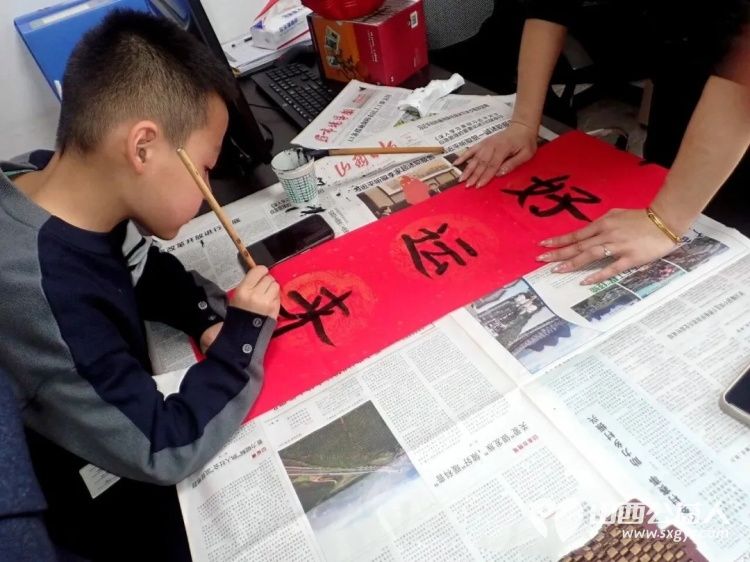 介休市御珑湾物业第五届我出春联你来写活动于元月24日在御珑湾物业二层举办介休老年书画研究会会员及社区书法爱好者挥毫泼墨书写春联送给社区居民 - 第4张 - 山西公益人 介休市御珑湾物业第五届我出春联你来写活动于元月24日在御珑湾物业二层举办介休老年书画研究会会员及社区书法爱好者挥毫泼墨书写春联送给社区居民 - 第4张