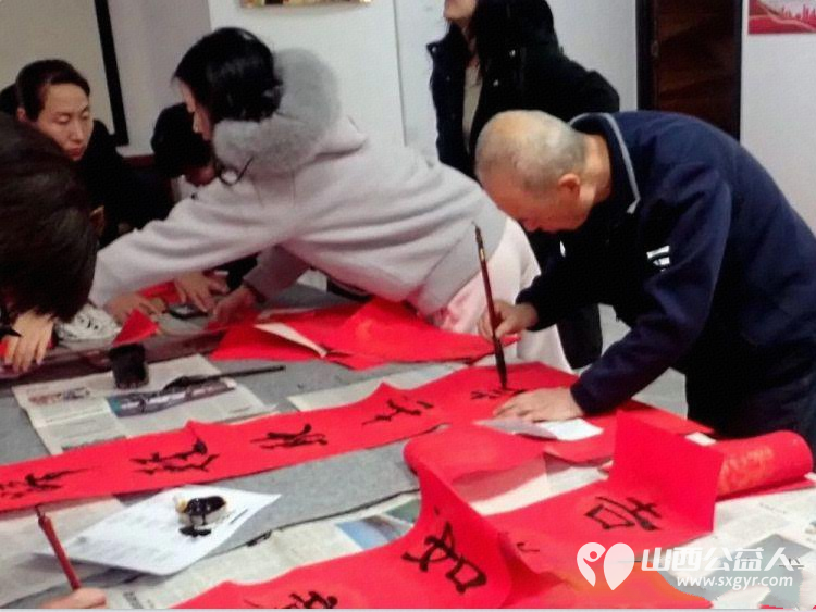 介休市御珑湾物业第五届我出春联你来写活动于元月24日在御珑湾物业二层举办介休老年书画研究会会员及社区书法爱好者挥毫泼墨书写春联送给社区居民 - 第5张 - 山西公益人 介休市御珑湾物业第五届我出春联你来写活动于元月24日在御珑湾物业二层举办介休老年书画研究会会员及社区书法爱好者挥毫泼墨书写春联送给社区居民 - 第5张