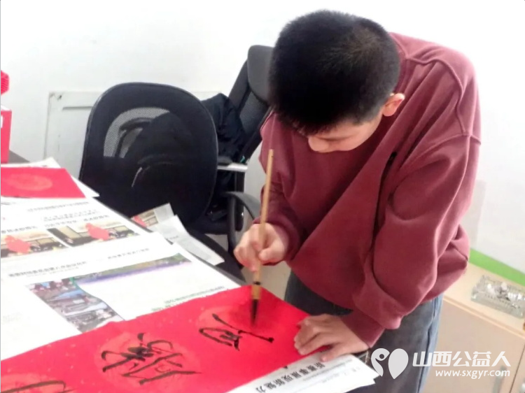 介休市御珑湾物业第五届我出春联你来写活动于元月24日在御珑湾物业二层举办介休老年书画研究会会员及社区书法爱好者挥毫泼墨书写春联送给社区居民 - 第3张 - 山西公益人 介休市御珑湾物业第五届我出春联你来写活动于元月24日在御珑湾物业二层举办介休老年书画研究会会员及社区书法爱好者挥毫泼墨书写春联送给社区居民 - 第3张
