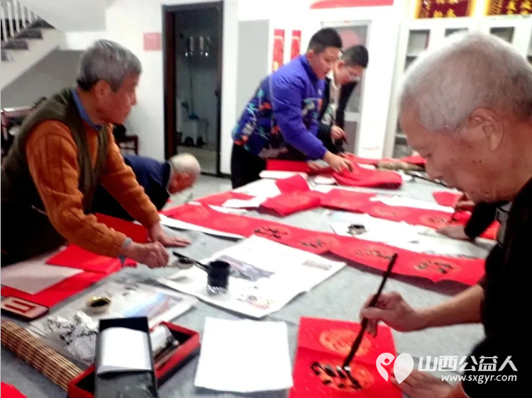 介休市御珑湾物业第五届我出春联你来写活动于元月24日在御珑湾物业二层举办介休老年书画研究会会员及社区书法爱好者挥毫泼墨书写春联送给社区居民 - 第2张 - 山西公益人 介休市御珑湾物业第五届我出春联你来写活动于元月24日在御珑湾物业二层举办介休老年书画研究会会员及社区书法爱好者挥毫泼墨书写春联送给社区居民 - 第2张