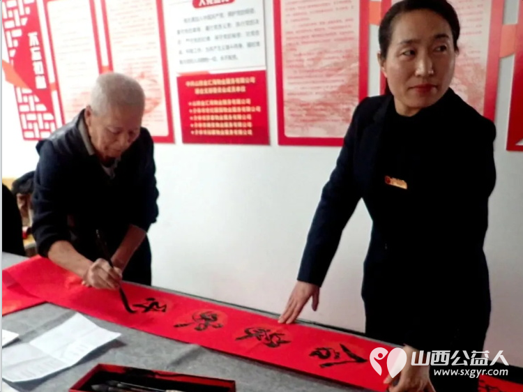 介休市御珑湾物业第五届我出春联你来写活动于元月24日在御珑湾物业二层举办介休老年书画研究会会员及社区书法爱好者挥毫泼墨书写春联送给社区居民 - 第1张 - 山西公益人 介休市御珑湾物业第五届我出春联你来写活动于元月24日在御珑湾物业二层举办介休老年书画研究会会员及社区书法爱好者挥毫泼墨书写春联送给社区居民 - 第1张