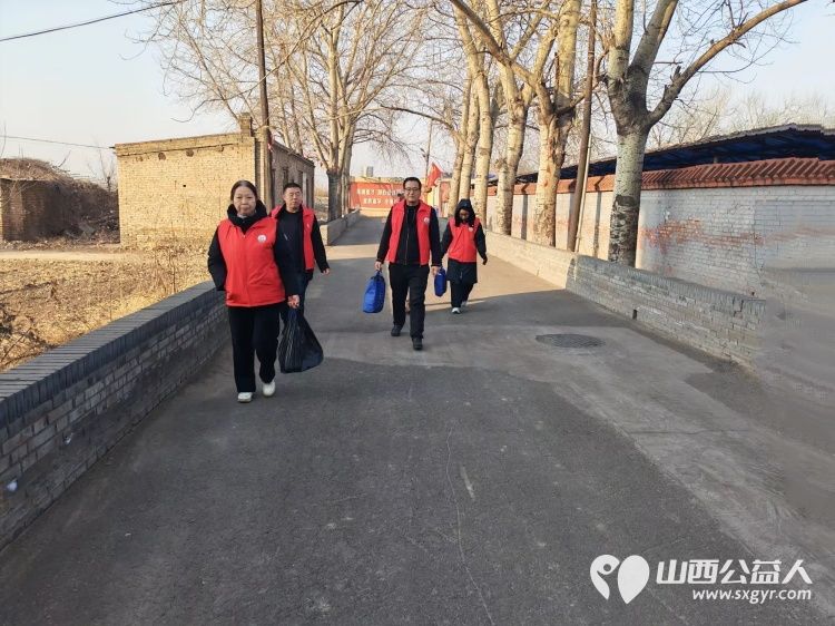 介休市敬老协会志愿者在连福镇新三屯村入户80岁特困老人郝清斌家中为老人擦玻璃打扫室内外卫生做饭包饺子 - 第2张 - 山西公益人 介休市敬老协会志愿者在连福镇新三屯村入户80岁特困老人郝清斌家中为老人擦玻璃打扫室内外卫生做饭包饺子 - 第2张