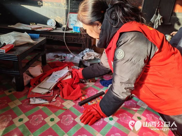 介休市敬老协会志愿者在连福镇新三屯村入户80岁特困老人郝清斌家中为老人擦玻璃打扫室内外卫生做饭包饺子 - 第6张 - 山西公益人 介休市敬老协会志愿者在连福镇新三屯村入户80岁特困老人郝清斌家中为老人擦玻璃打扫室内外卫生做饭包饺子 - 第6张