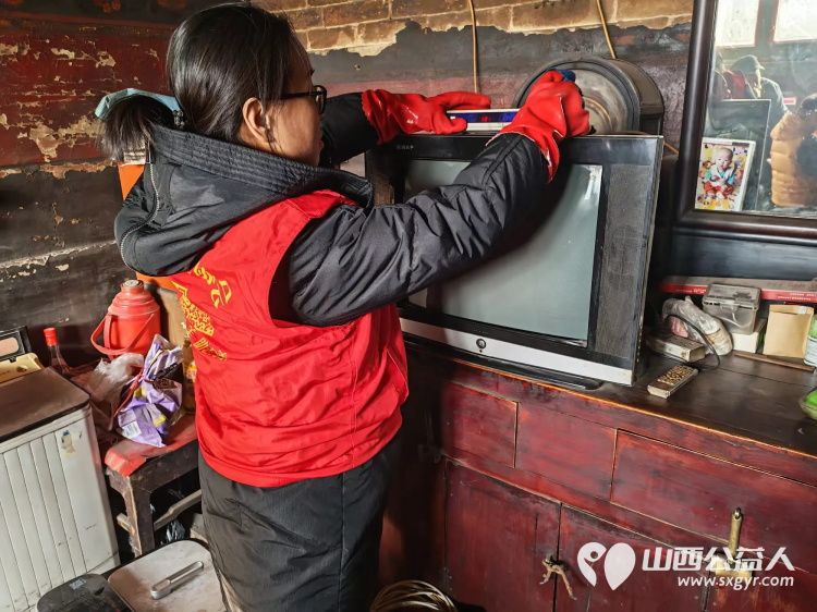 介休市敬老协会志愿者在连福镇新三屯村入户80岁特困老人郝清斌家中为老人擦玻璃打扫室内外卫生做饭包饺子 - 第10张 - 山西公益人 介休市敬老协会志愿者在连福镇新三屯村入户80岁特困老人郝清斌家中为老人擦玻璃打扫室内外卫生做饭包饺子 - 第10张