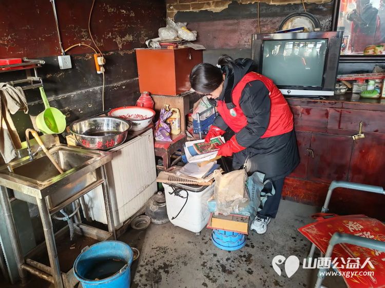 介休市敬老协会志愿者在连福镇新三屯村入户80岁特困老人郝清斌家中为老人擦玻璃打扫室内外卫生做饭包饺子 - 第12张 - 山西公益人 介休市敬老协会志愿者在连福镇新三屯村入户80岁特困老人郝清斌家中为老人擦玻璃打扫室内外卫生做饭包饺子 - 第12张