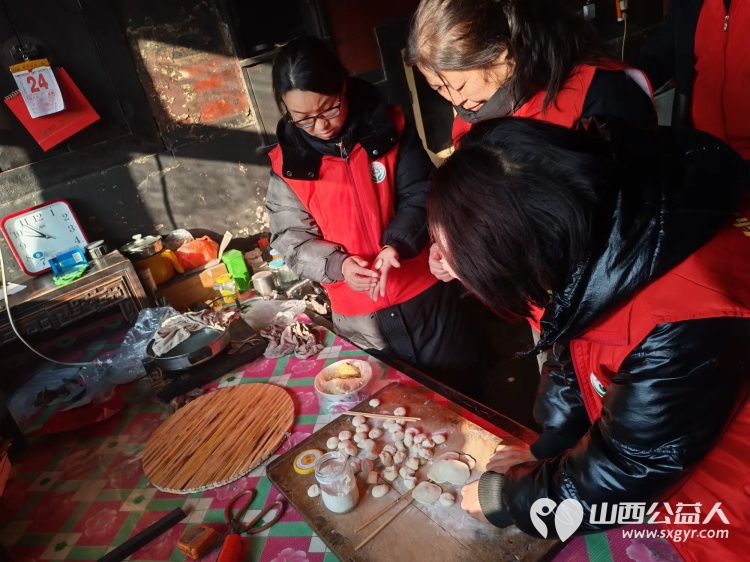 介休市敬老协会志愿者在连福镇新三屯村入户80岁特困老人郝清斌家中为老人擦玻璃打扫室内外卫生做饭包饺子 - 第8张 - 山西公益人 介休市敬老协会志愿者在连福镇新三屯村入户80岁特困老人郝清斌家中为老人擦玻璃打扫室内外卫生做饭包饺子 - 第8张