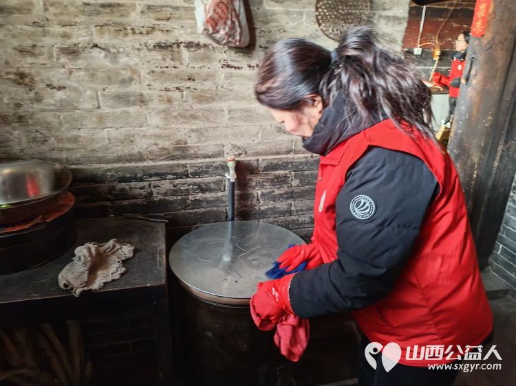 介休市敬老协会志愿者在连福镇新三屯村入户80岁特困老人郝清斌家中为老人擦玻璃打扫室内外卫生做饭包饺子 - 第11张 - 山西公益人 介休市敬老协会志愿者在连福镇新三屯村入户80岁特困老人郝清斌家中为老人擦玻璃打扫室内外卫生做饭包饺子 - 第11张