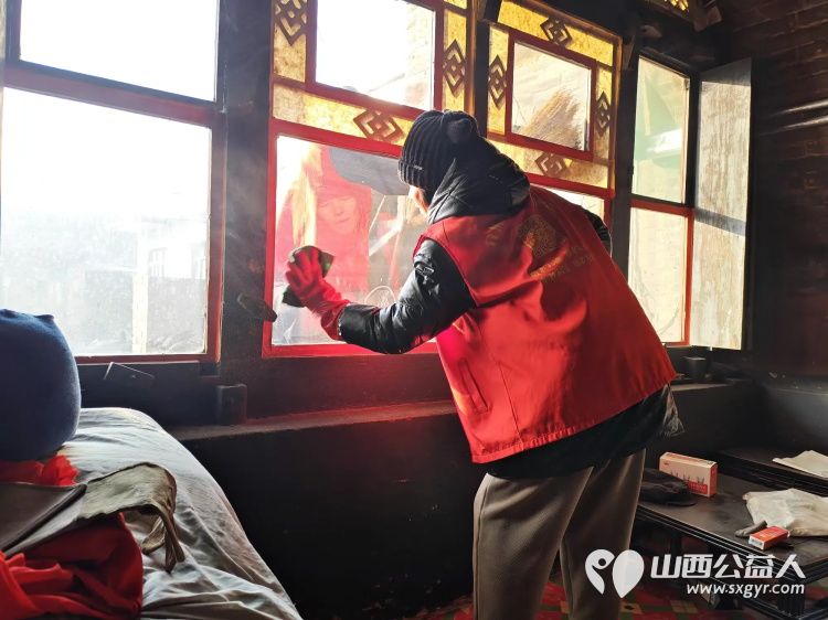 介休市敬老协会志愿者在连福镇新三屯村入户80岁特困老人郝清斌家中为老人擦玻璃打扫室内外卫生做饭包饺子 - 第4张 - 山西公益人 介休市敬老协会志愿者在连福镇新三屯村入户80岁特困老人郝清斌家中为老人擦玻璃打扫室内外卫生做饭包饺子 - 第4张