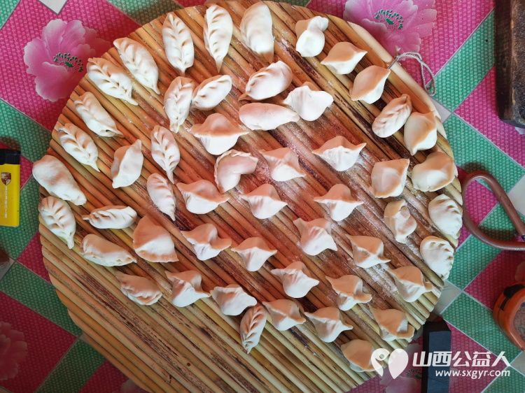 介休市敬老协会志愿者在连福镇新三屯村入户80岁特困老人郝清斌家中为老人擦玻璃打扫室内外卫生做饭包饺子 - 第7张 - 山西公益人 介休市敬老协会志愿者在连福镇新三屯村入户80岁特困老人郝清斌家中为老人擦玻璃打扫室内外卫生做饭包饺子 - 第7张