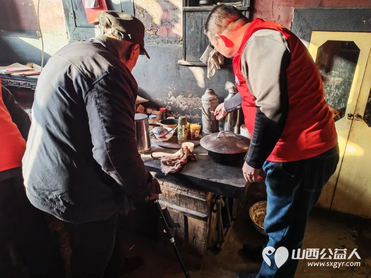 介休市敬老协会志愿者在连福镇新三屯村入户80岁特困老人郝清斌家中为老人擦玻璃打扫室内外卫生做饭包饺子 - 第9张 - 山西公益人 介休市敬老协会志愿者在连福镇新三屯村入户80岁特困老人郝清斌家中为老人擦玻璃打扫室内外卫生做饭包饺子 - 第9张