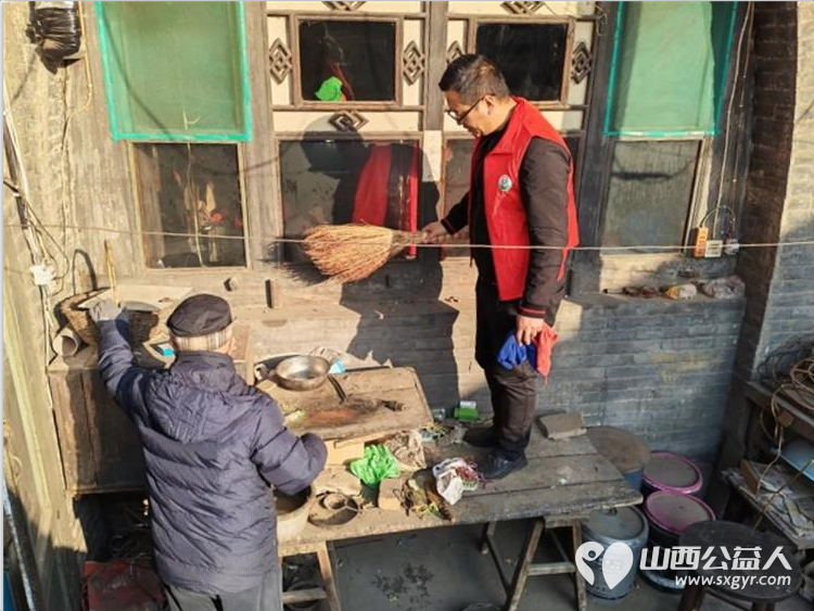 介休市敬老协会志愿者在连福镇新三屯村入户80岁特困老人郝清斌家中为老人擦玻璃打扫室内外卫生做饭包饺子 - 第5张 - 山西公益人 介休市敬老协会志愿者在连福镇新三屯村入户80岁特困老人郝清斌家中为老人擦玻璃打扫室内外卫生做饭包饺子 - 第5张