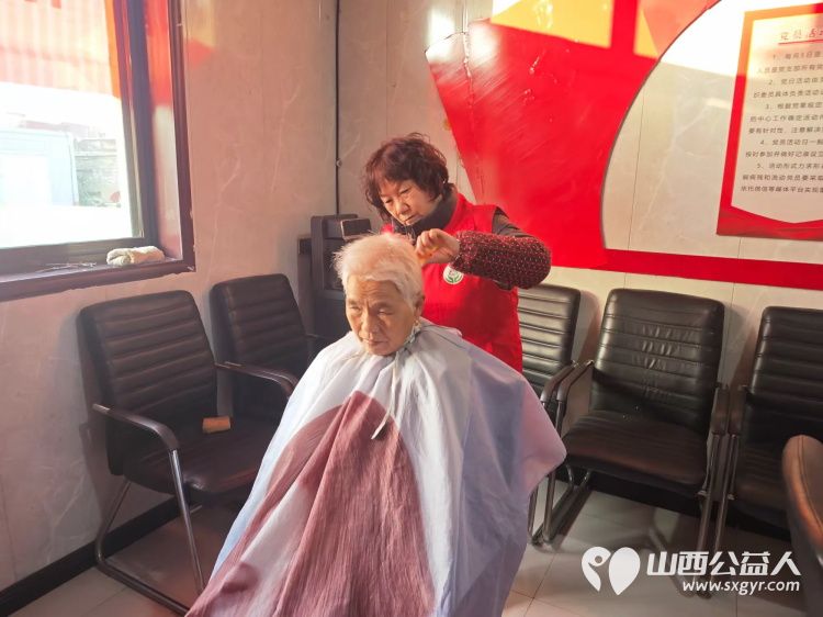 2026年1月24日介休市敬老协会组织志愿者走进连福镇里屯村在村委为60岁以上所有老人爱心理发体检这是我协会“常回家看看”的第624次活动 - 第5张