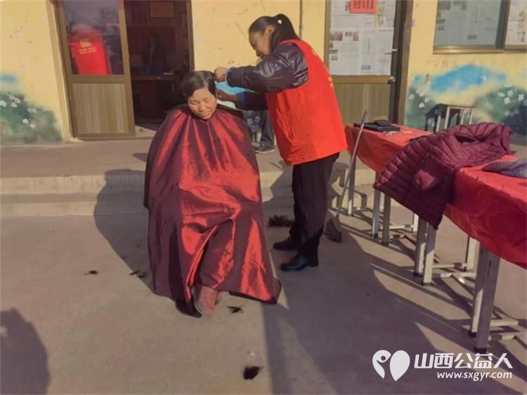 2026年1月24日介休市敬老协会组织志愿者走进连福镇里屯村在村委为60岁以上所有老人爱心理发体检这是我协会“常回家看看”的第624次活动 - 第6张