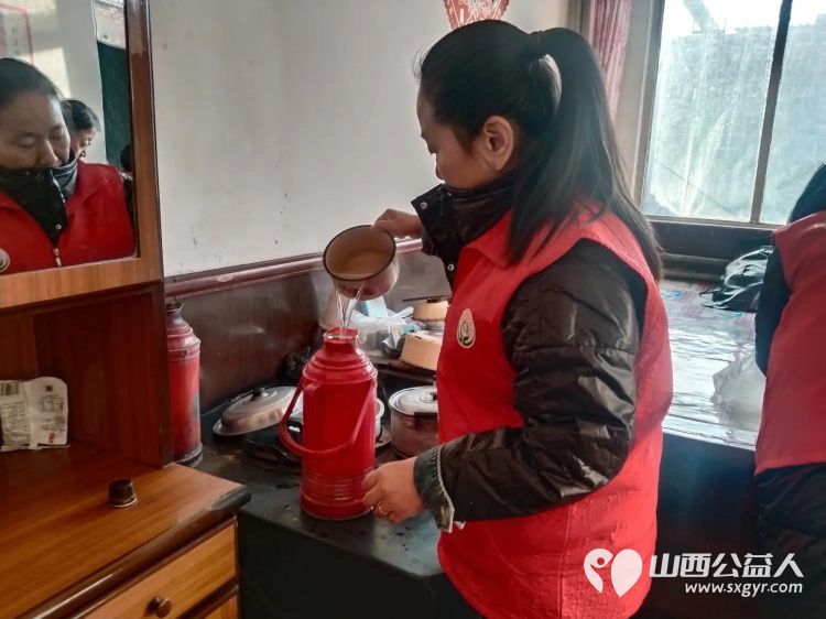 介休市敬老协会志愿者在连福镇里屯村入户80岁特困张景义老人家中为老人擦玻璃打扫室内外卫生做饭包饺子 - 第4张