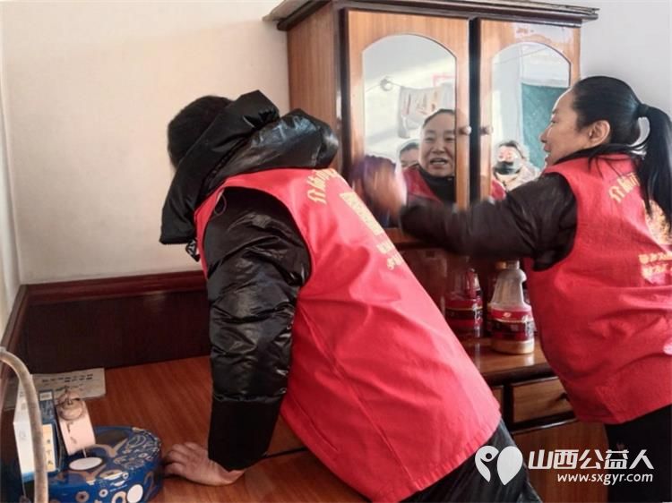 介休市敬老协会志愿者在连福镇里屯村入户80岁特困张景义老人家中为老人擦玻璃打扫室内外卫生做饭包饺子 - 第6张