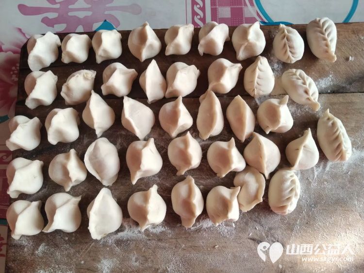 介休市敬老协会志愿者在连福镇里屯村入户80岁特困张景义老人家中为老人擦玻璃打扫室内外卫生做饭包饺子 - 第7张