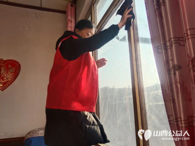 介休市敬老协会志愿者在连福镇里屯村入户80岁特困张景义老人家中为老人擦玻璃打扫室内外卫生做饭包饺子 - 第3张