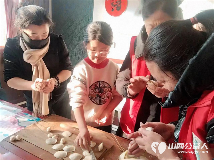 介休市敬老协会志愿者在连福镇里屯村入户80岁特困张景义老人家中为老人擦玻璃打扫室内外卫生做饭包饺子 - 第8张