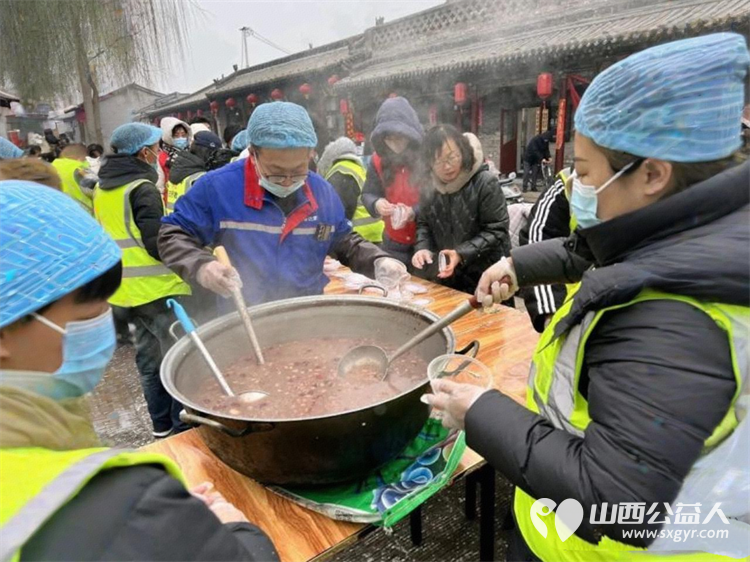 浓情腊八粥暖心志愿行----晋中市太谷区心连心志愿者协会腊八公益暖粥行动 向全区环卫工人户外工作者致以敬意也为前来古城的四方游客送上冬日暖意 - 第5张