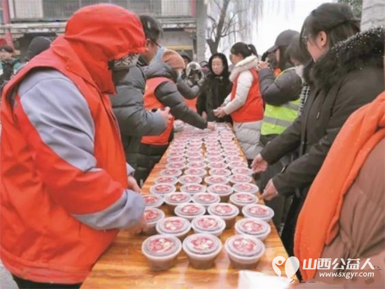 浓情腊八粥暖心志愿行----晋中市太谷区心连心志愿者协会腊八公益暖粥行动 向全区环卫工人户外工作者致以敬意也为前来古城的四方游客送上冬日暖意 - 第7张