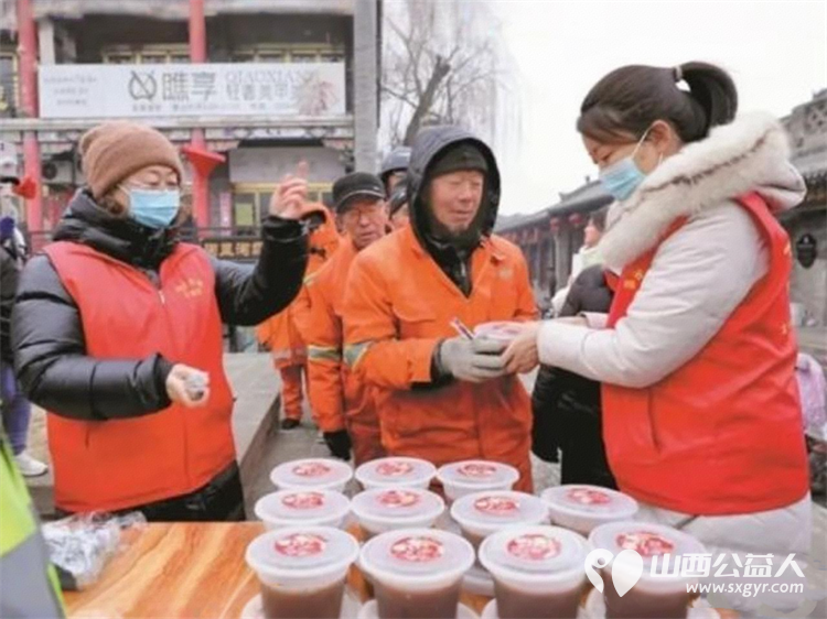 浓情腊八粥暖心志愿行----晋中市太谷区心连心志愿者协会腊八公益暖粥行动 向全区环卫工人户外工作者致以敬意也为前来古城的四方游客送上冬日暖意 - 第6张
