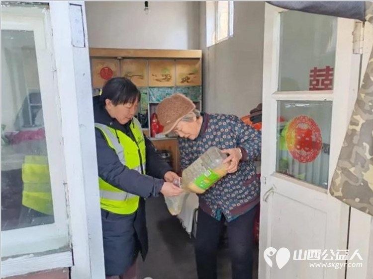 浓情腊八粥暖心志愿行----晋中市太谷区心连心志愿者协会腊八公益暖粥行动 向全区环卫工人户外工作者致以敬意也为前来古城的四方游客送上冬日暖意 - 第8张