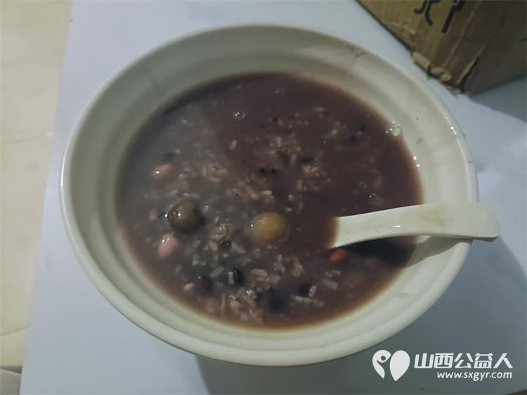 长治市大学生李茹参加了雨花斋腊八捐粥活动将一碗碗热气腾腾的八宝粥送给户外工作者 - 第6张