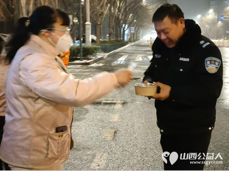 长治市大学生李茹参加了雨花斋腊八捐粥活动将一碗碗热气腾腾的八宝粥送给户外工作者 - 第2张