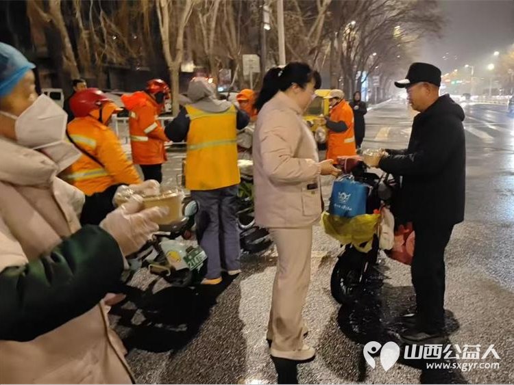 长治市大学生李茹参加了雨花斋腊八捐粥活动将一碗碗热气腾腾的八宝粥送给户外工作者 - 第3张