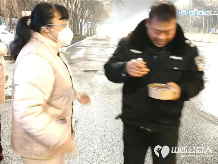 长治市大学生李茹参加了雨花斋腊八捐粥活动将一碗碗热气腾腾的八宝粥送给户外工作者 - 第5张