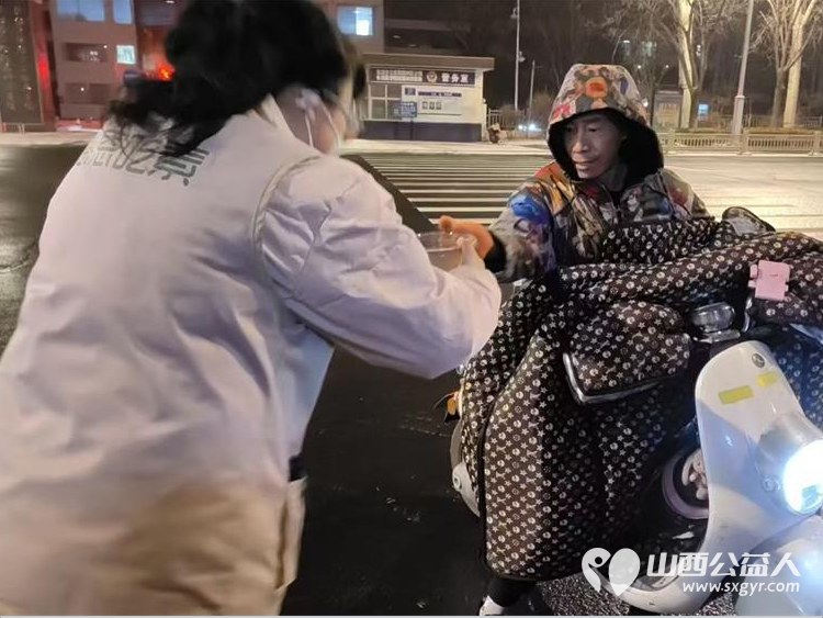 长治市大学生李茹参加了雨花斋腊八捐粥活动将一碗碗热气腾腾的八宝粥送给户外工作者 - 第4张