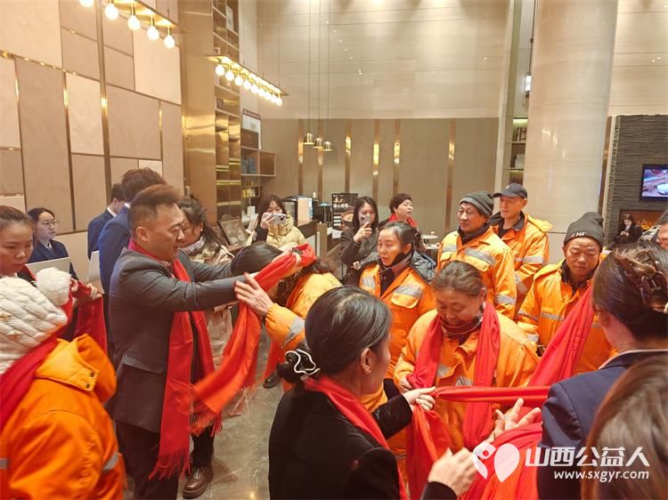 一碗腊八粥温暖环卫心----太原市百姓渔村酒店联合坝陵桥街办绿苑社区致敬城市美容师用热气腾腾的早餐与真挚关怀为冬日里的城市美容师们驱散寒意 - 第6张 - 山西公益人 一碗腊八粥温暖环卫心----太原市百姓渔村酒店联合坝陵桥街办绿苑社区致敬城市美容师用热气腾腾的早餐与真挚关怀为冬日里的城市美容师们驱散寒意 - 第6张