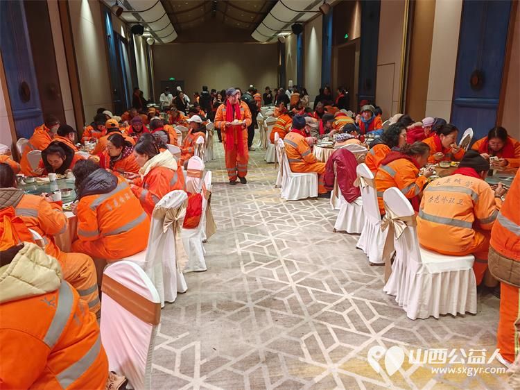 一碗腊八粥温暖环卫心----太原市百姓渔村酒店联合坝陵桥街办绿苑社区致敬城市美容师用热气腾腾的早餐与真挚关怀为冬日里的城市美容师们驱散寒意 - 第7张 - 山西公益人 一碗腊八粥温暖环卫心----太原市百姓渔村酒店联合坝陵桥街办绿苑社区致敬城市美容师用热气腾腾的早餐与真挚关怀为冬日里的城市美容师们驱散寒意 - 第7张