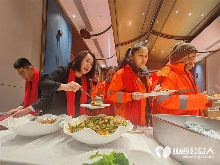 一碗腊八粥温暖环卫心----太原市百姓渔村酒店联合坝陵桥街办绿苑社区致敬城市美容师用热气腾腾的早餐与真挚关怀为冬日里的城市美容师们驱散寒意 - 第5张 - 山西公益人 一碗腊八粥温暖环卫心----太原市百姓渔村酒店联合坝陵桥街办绿苑社区致敬城市美容师用热气腾腾的早餐与真挚关怀为冬日里的城市美容师们驱散寒意 - 第5张