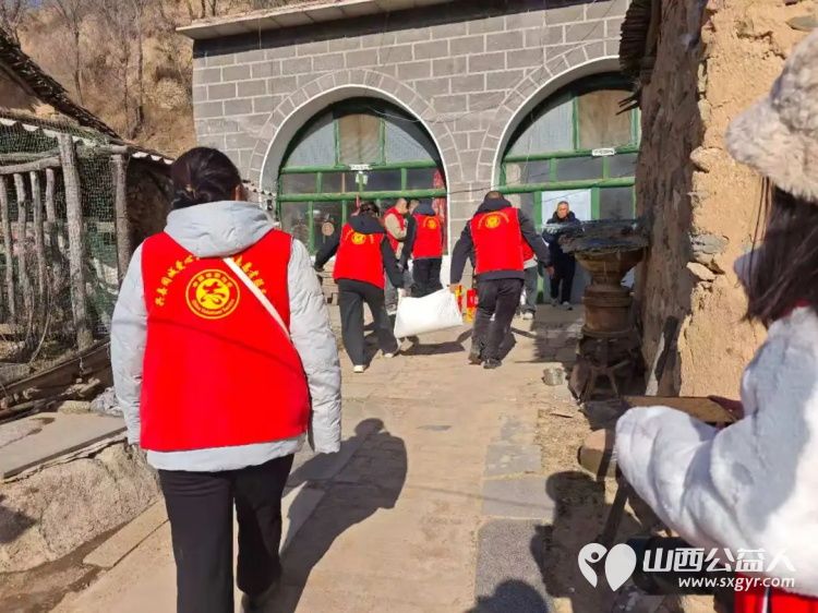 情暖冬日爱满兴县----兴县同城爱心公益协会新春来到兴县交楼申乡向阳村走访困难群众送去了白面大米黄油红枣蛋糕等生活慰问品 - 第5张