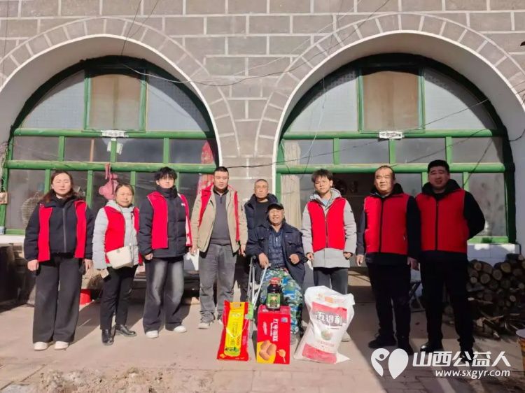 情暖冬日爱满兴县----兴县同城爱心公益协会新春来到兴县交楼申乡向阳村走访困难群众送去了白面大米黄油红枣蛋糕等生活慰问品 - 第1张